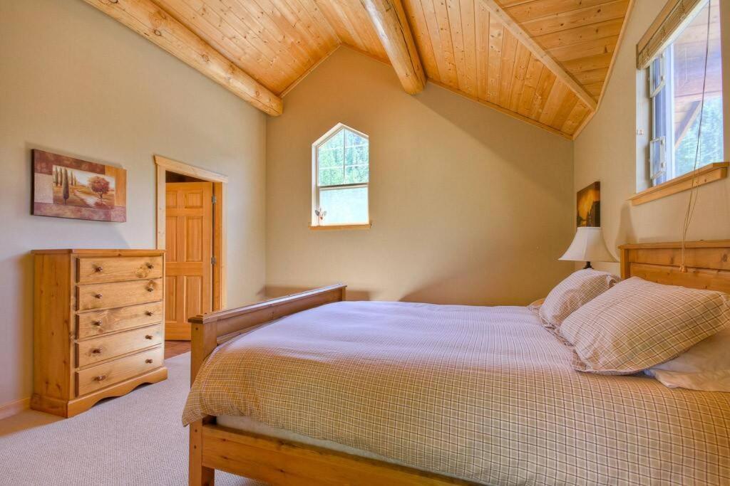 Morrisey Chalet At Sun Peaks Exterior photo